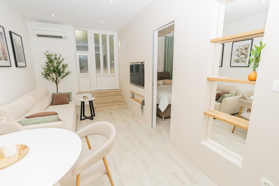 Communal lounge/ TV room, TV and multimedia, Living room, air conditioner