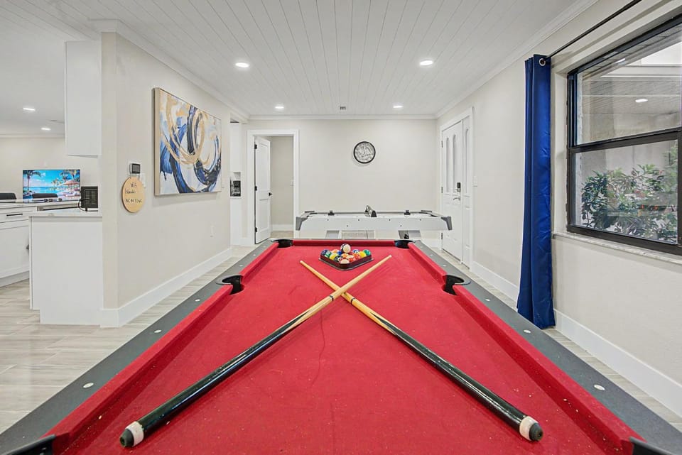 Billiard, Game Room, TV and multimedia, Seating area, furniture, air conditioner