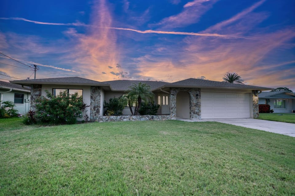 Property building, Facade/entrance, Neighbourhood, Garden, Sunset, Parking