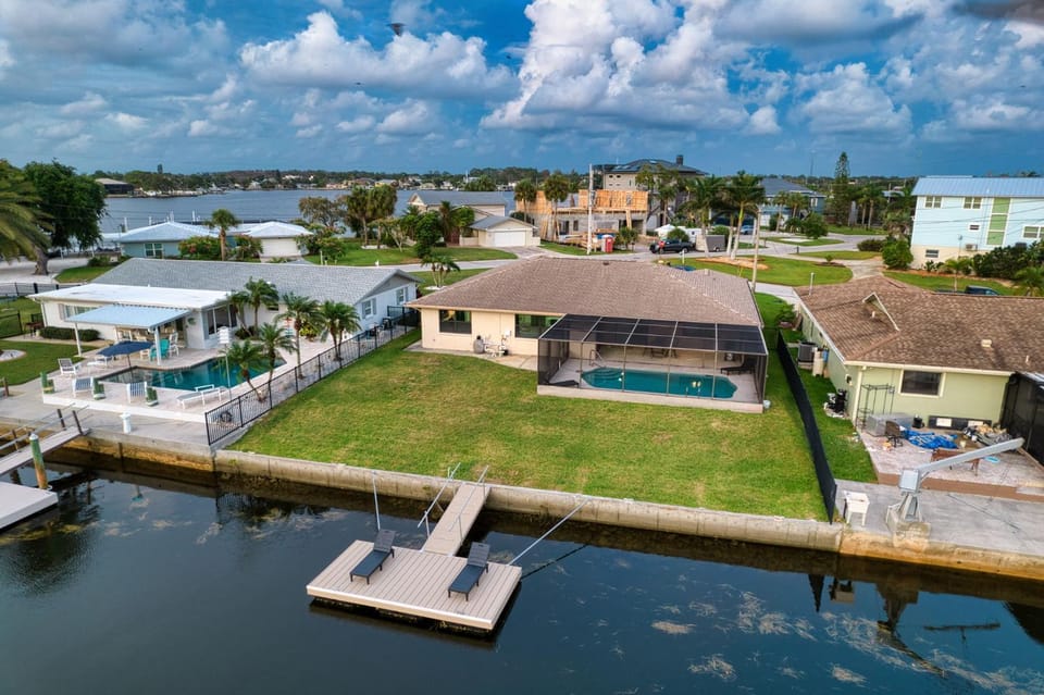 Property building, Day, Neighbourhood, Bird's eye view, Garden, Swimming pool