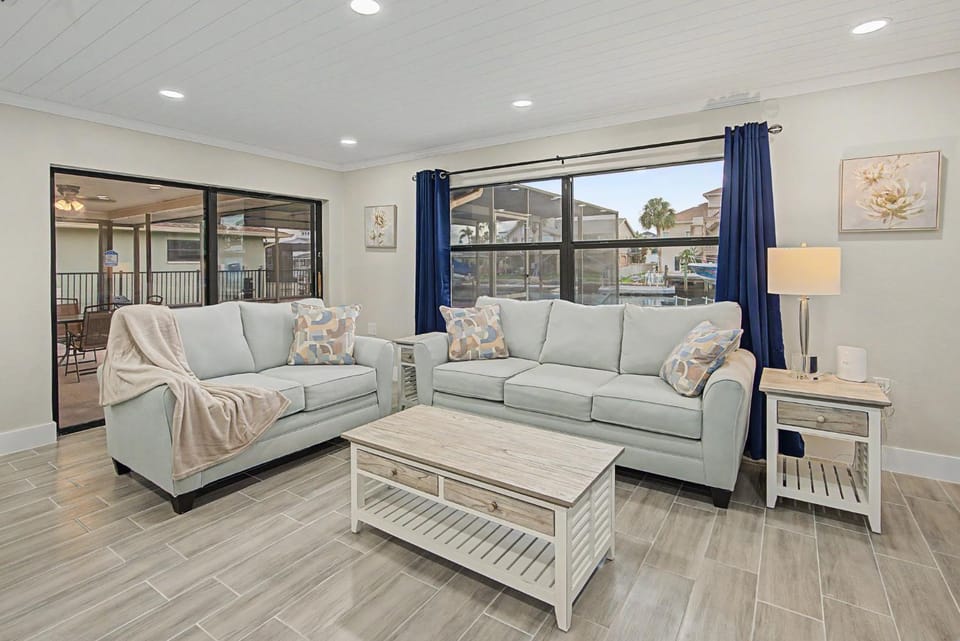 Day, Balcony/Terrace, Living room, Seating area, furniture