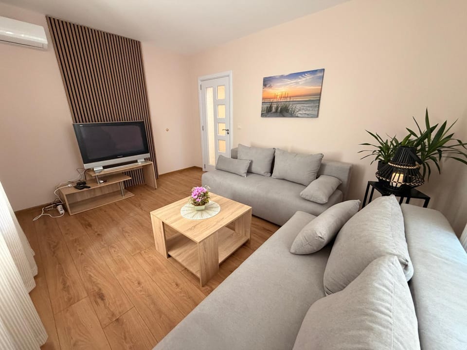 Communal lounge/ TV room, TV and multimedia, Living room, Seating area