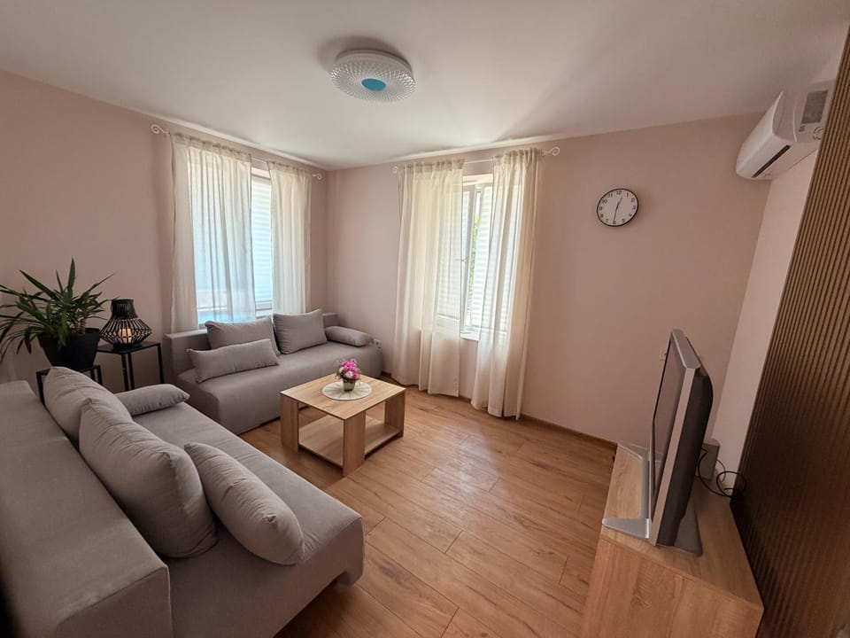 Communal lounge/ TV room, TV and multimedia, Living room, Seating area, air conditioner