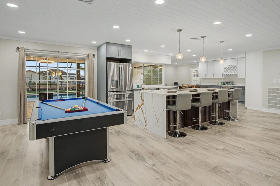 Billiard, Kitchen or kitchenette, Living room, Seating area, Swimming pool, furniture