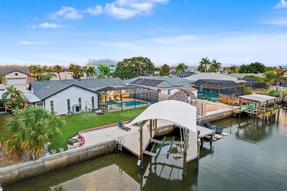 Property building, Day, Neighbourhood, Bird's eye view, Garden, Swimming pool, Parking