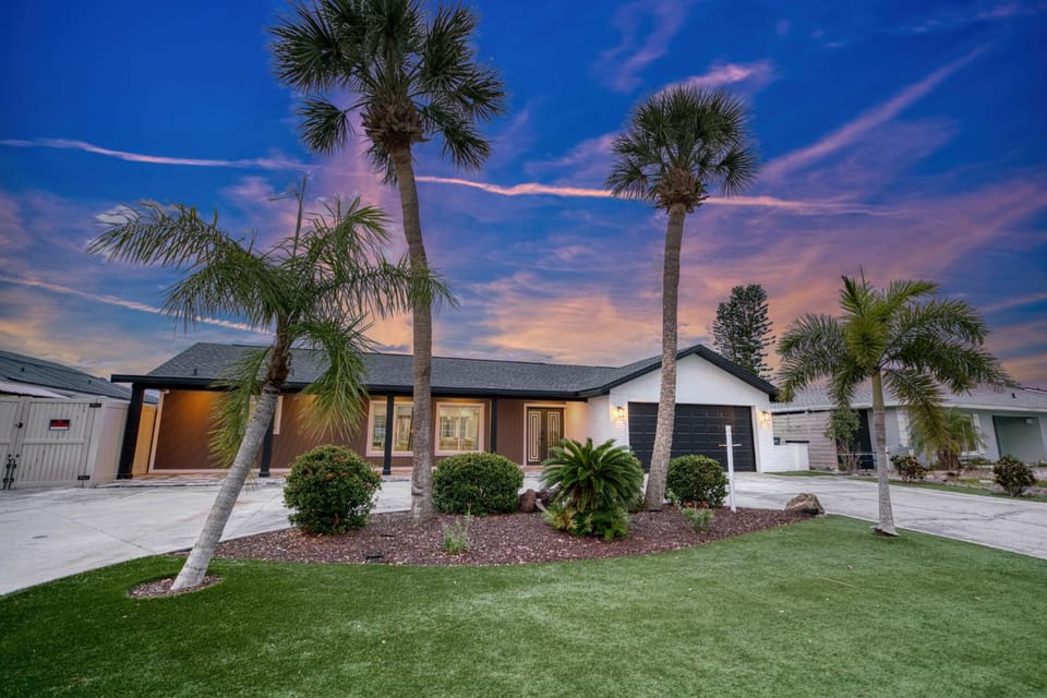 Property building, Facade/entrance, Day, Neighbourhood, Garden, Sunset, Parking
