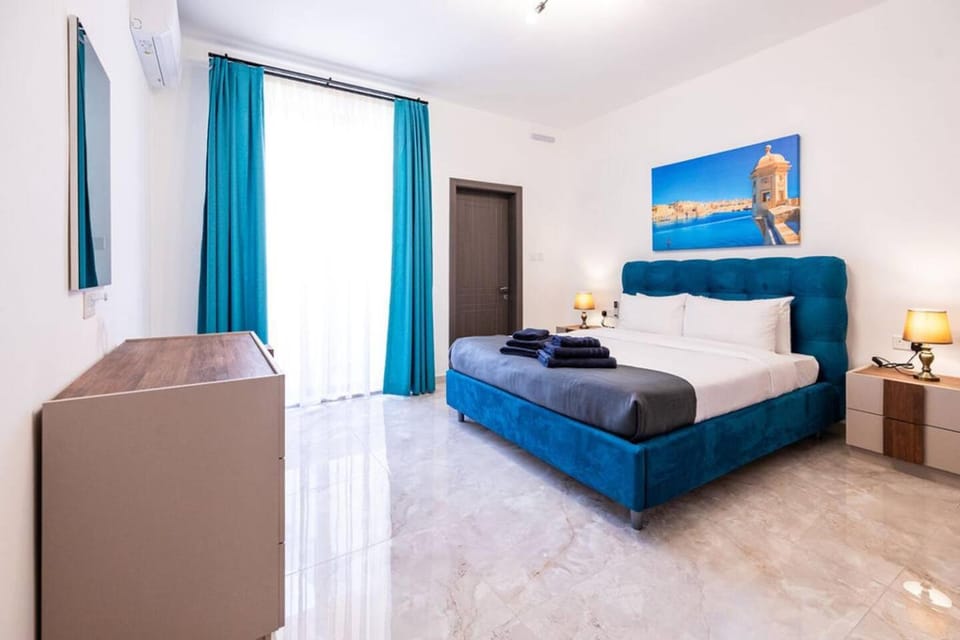 Luxury 3-Bed Seafront Apt-Mellieħa Bay-Jacuzzi Apartment in Malta