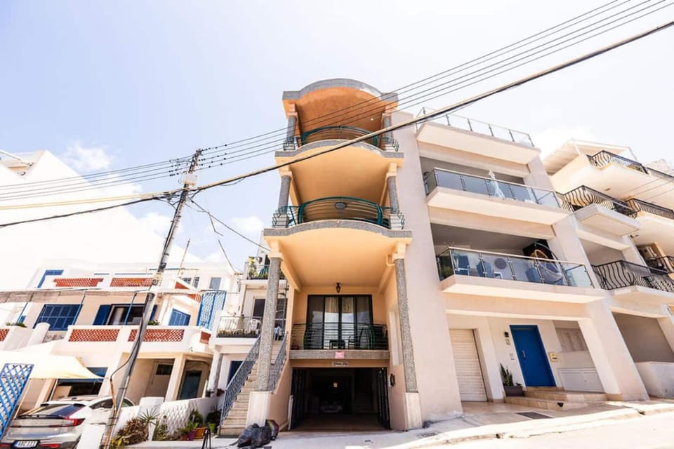 Luxury 3-Bed Seafront Apt-Mellieħa Bay-Jacuzzi Apartment in Malta