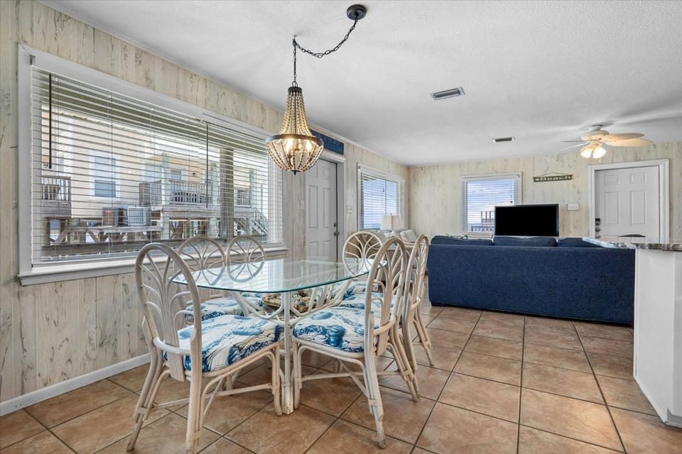 Day, TV and multimedia, Living room, Seating area, Dining area, furniture