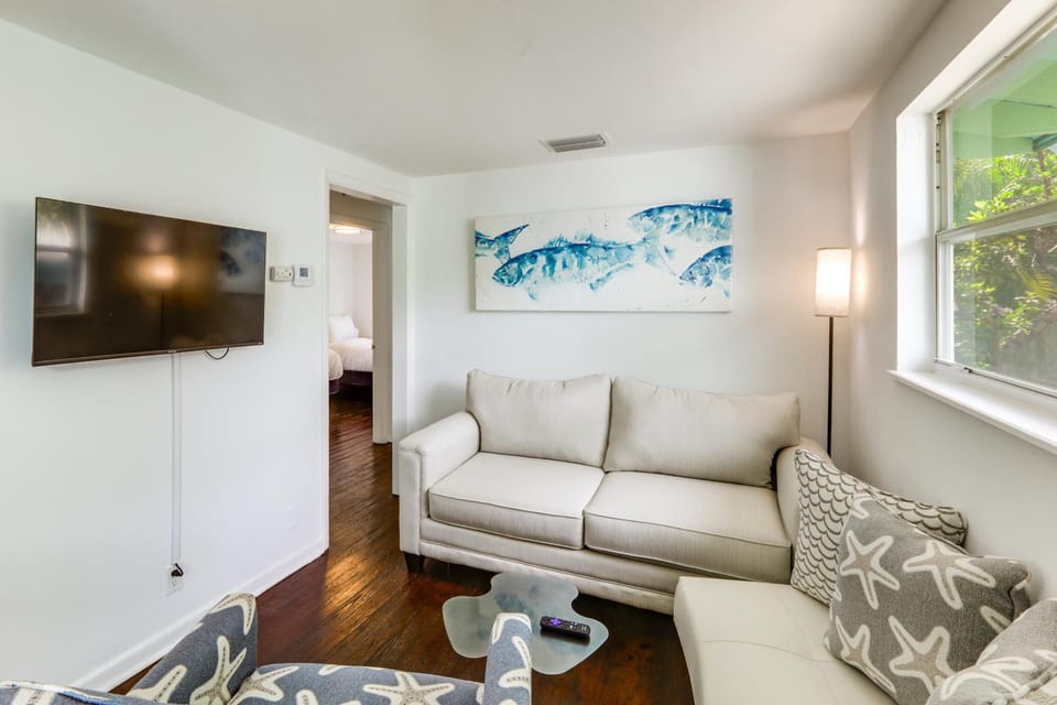 Walkable Dtwn Spot! Bright Bungalow Near Beach House in Lake Worth
