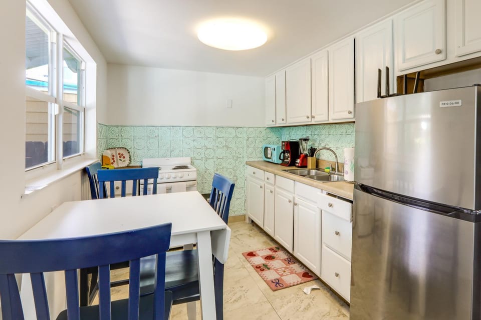 Walkable Dtwn Spot! Bright Bungalow Near Beach House in Lake Worth