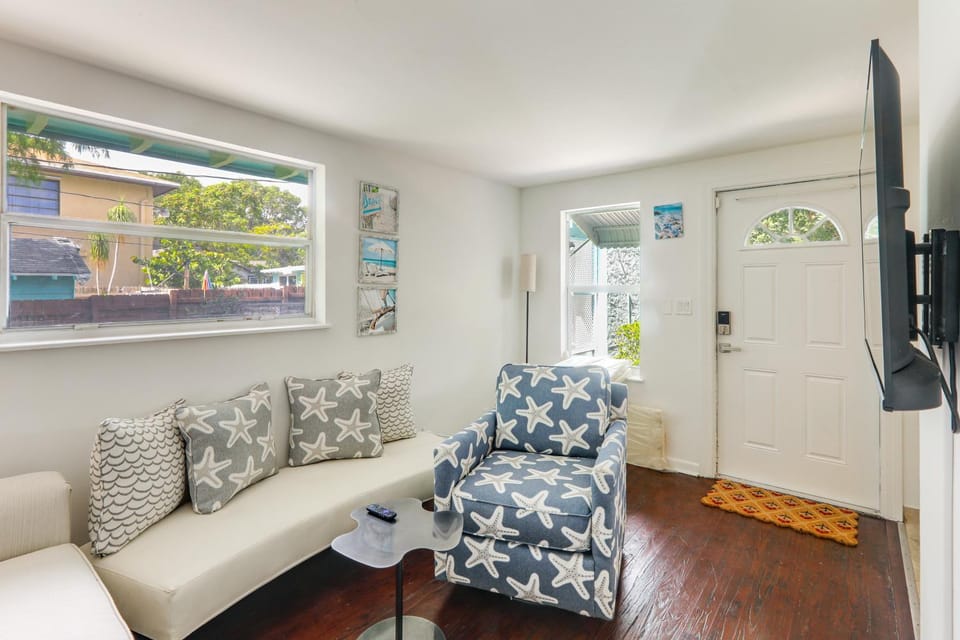 Walkable Dtwn Spot! Bright Bungalow Near Beach House in Lake Worth