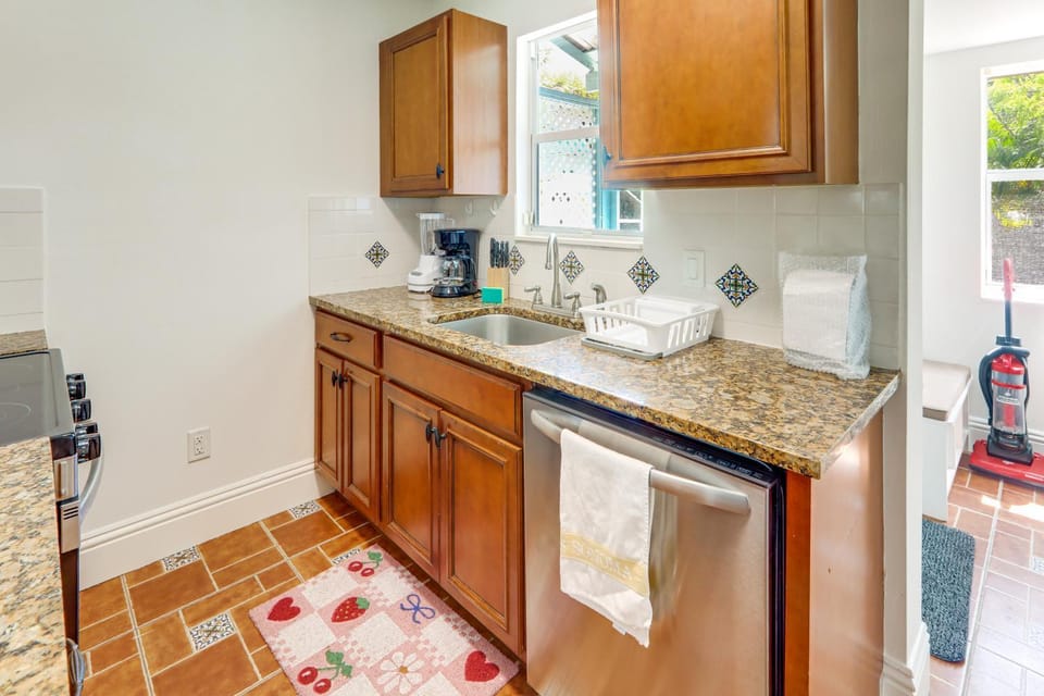 Walk to Lakeworth Dtwn! 5-Min Drive to Beach House in Lake Worth