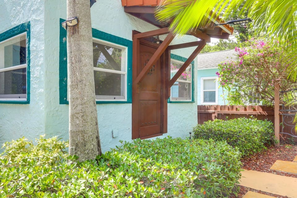 Walk to Lakeworth Dtwn! 5-Min Drive to Beach House in Lake Worth