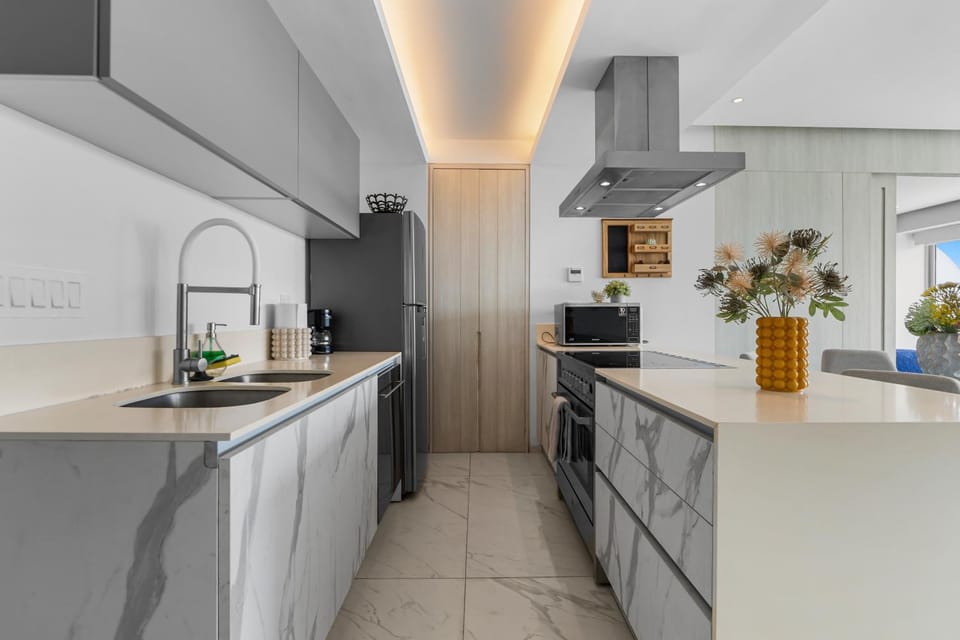 Kitchen or kitchenette, dishwasher, stove