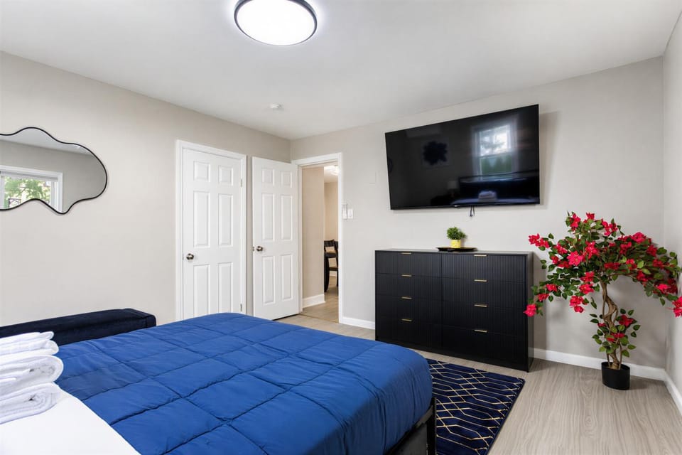 Spacious 3BR New Rochelle Parking 30 Min to NYC Apartment in New Rochelle