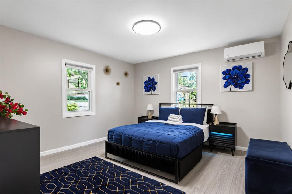 Spacious 3BR New Rochelle Parking 30 Min to NYC Apartment in New Rochelle