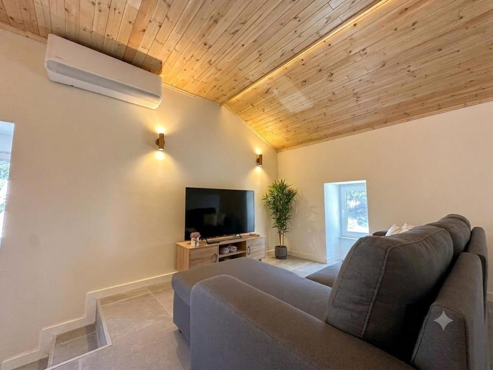Communal lounge/ TV room, TV and multimedia, Living room, Seating area, Evening entertainment, air conditioner
