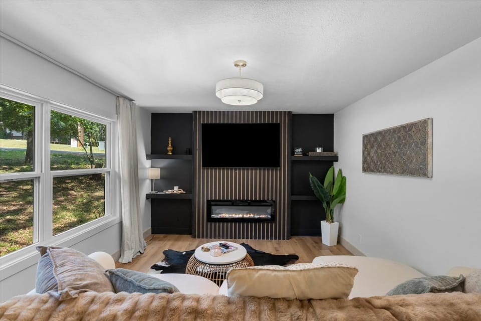 TV and multimedia, Living room, Seating area, fireplace