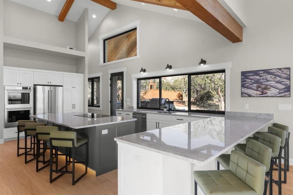 Zion Luxury Estate, Hot Tub, Theater & Fire Pits House in Orderville