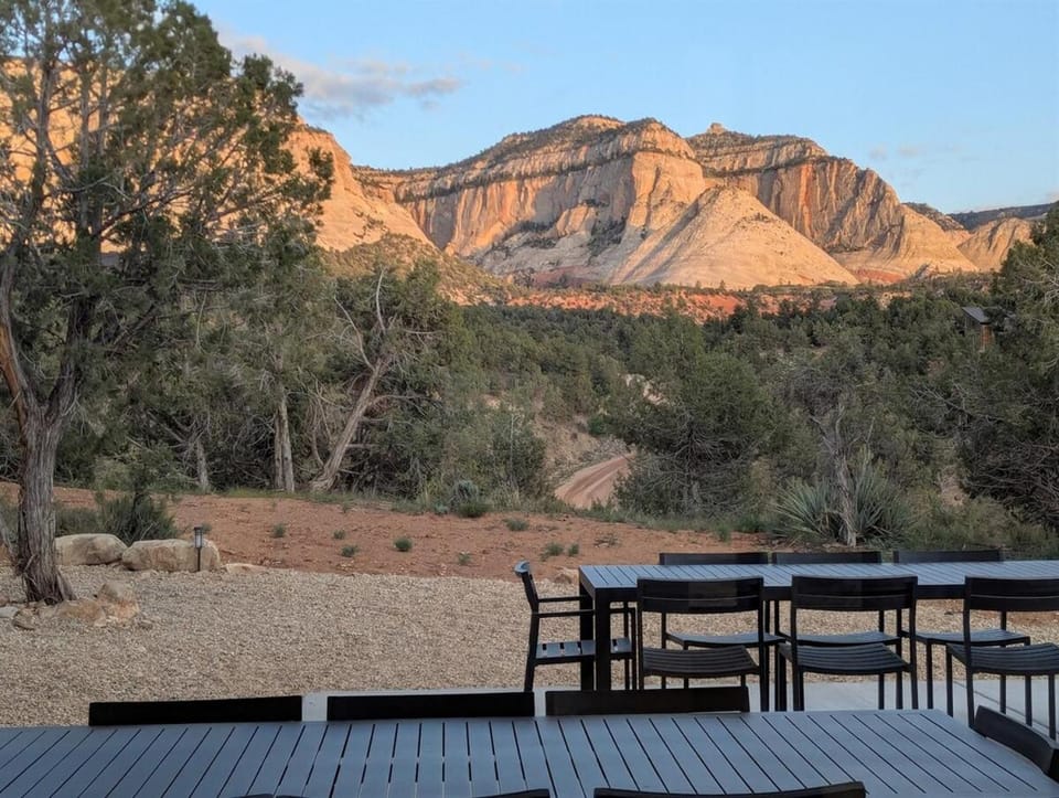Zion Luxury Estate, Hot Tub, Theater & Fire Pits House in Orderville