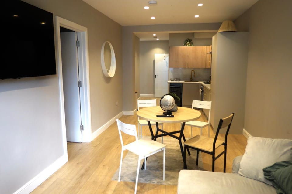 TV and multimedia, Kitchen or kitchenette, Living room, Seating area, Dining area