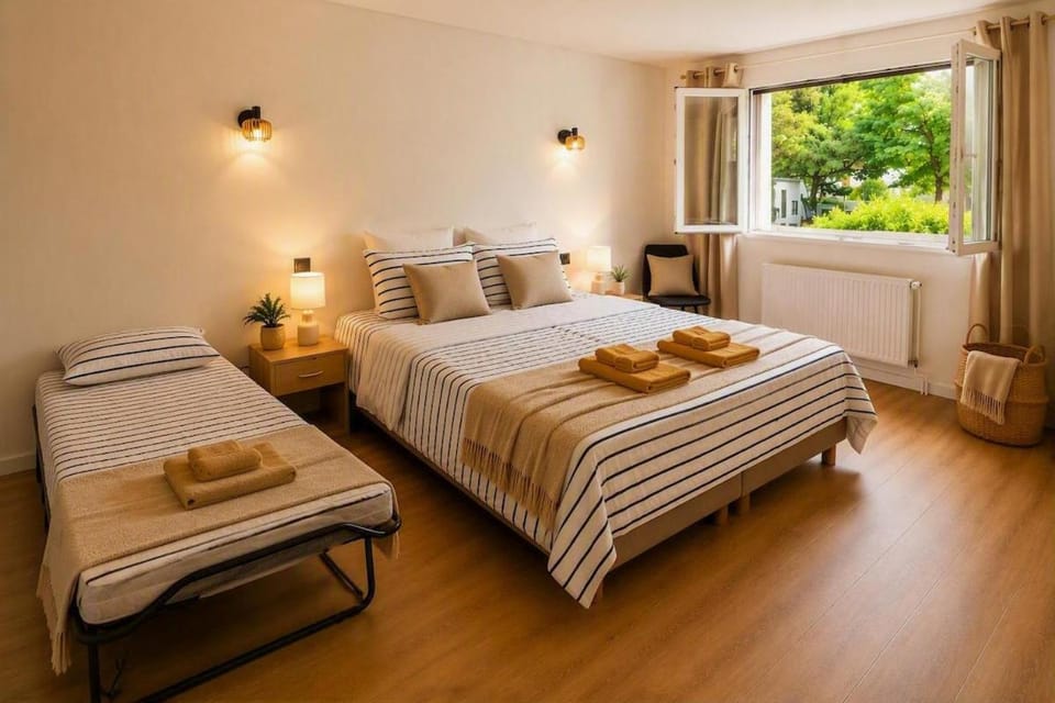 Bed, Photo of the whole room, Bedroom, towels