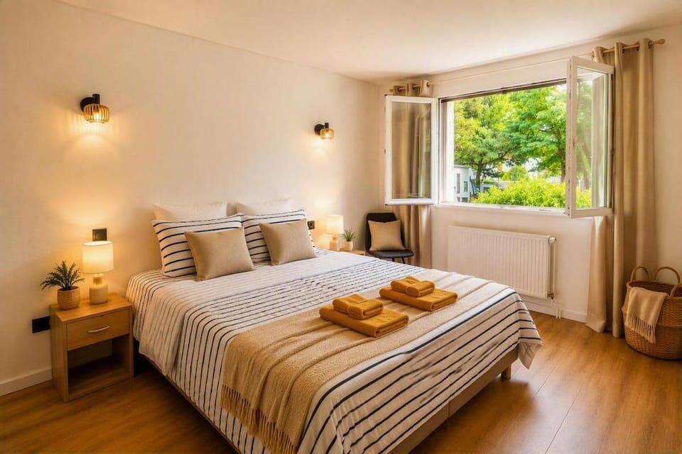 Bed, Photo of the whole room, Bedroom, towels