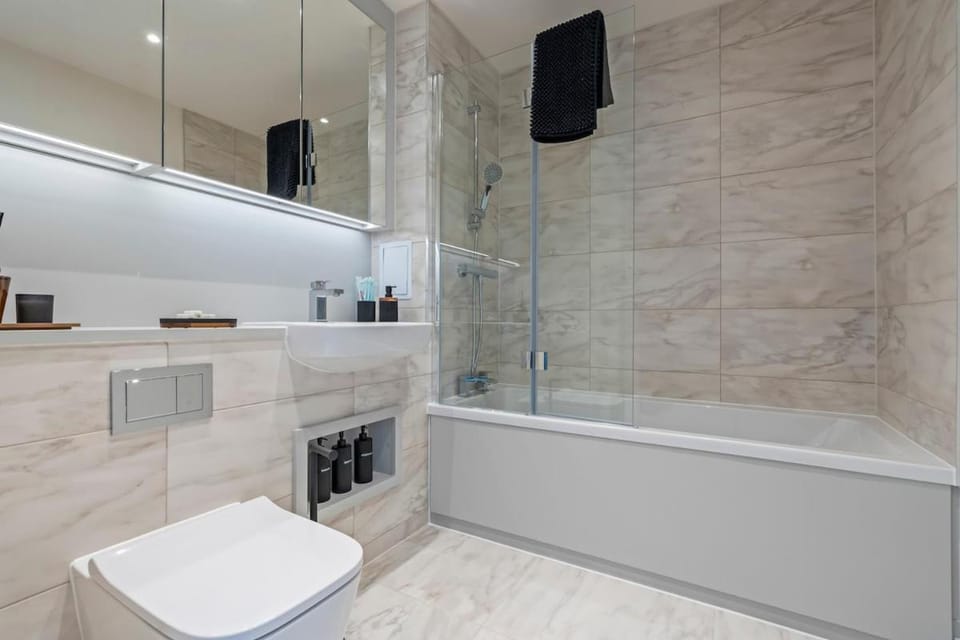 Penthouse Flat, Wembley Views, Balcony, Sleeps 8 Apartment in Harrow