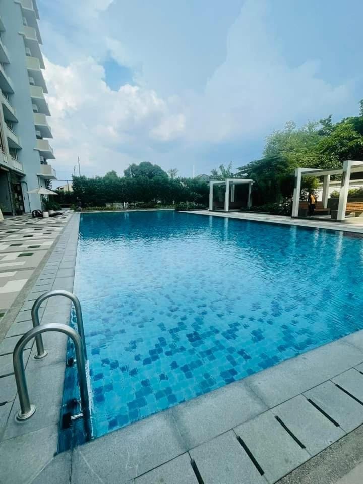 One Bedroom with Balcony 46th Floor next to Penthouse & Sky lounge Hotel in Pasig