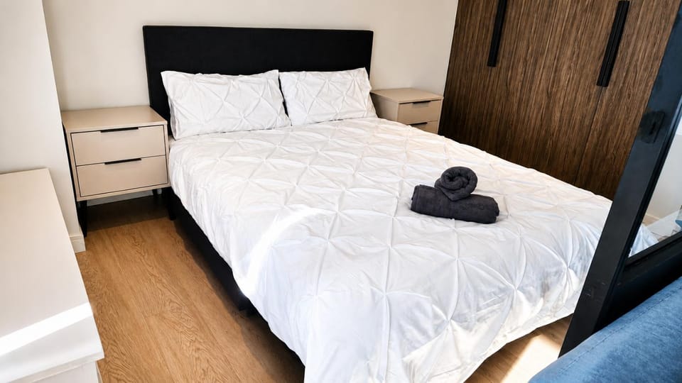 Skyline View with Air Con Modern Cosy Studio Apartment in London