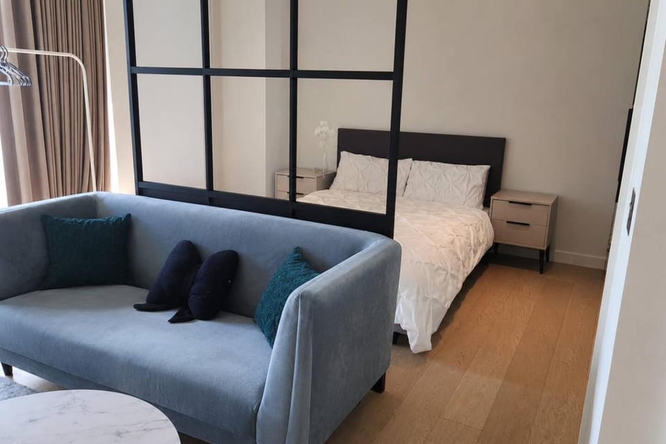 Skyline View with Air Con Modern Cosy Studio Apartment in London