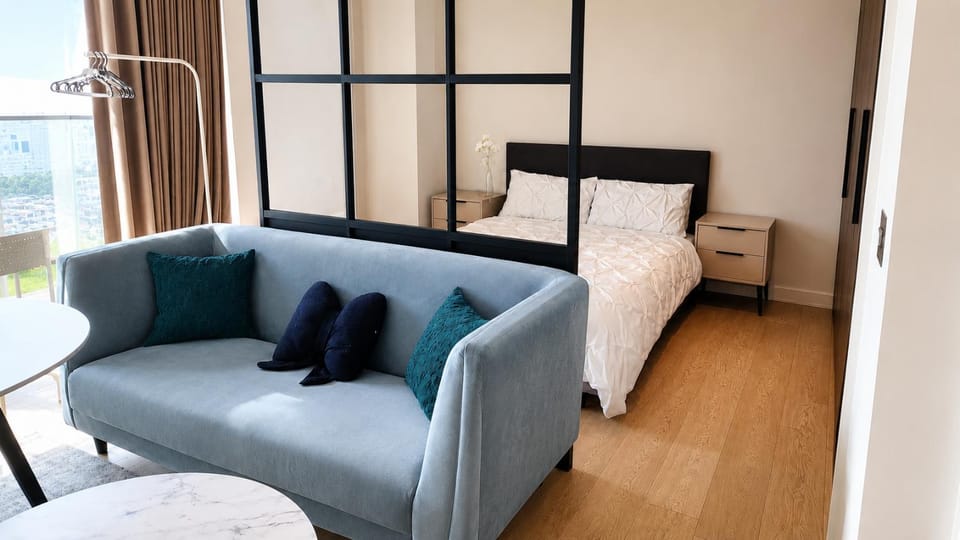 Skyline View with Air Con Modern Cosy Studio Apartment in London