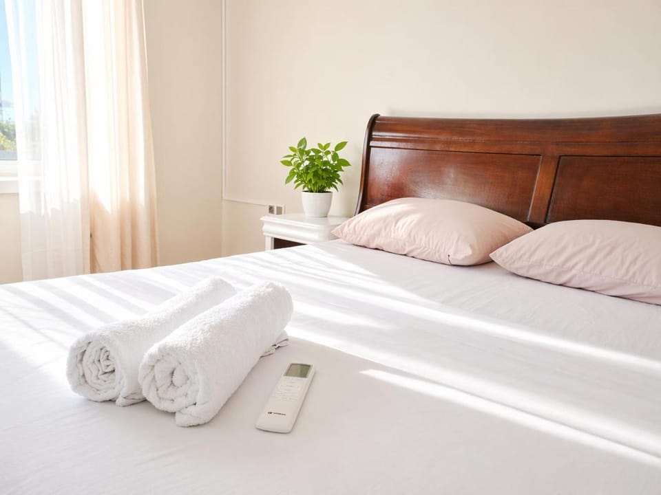 Bed, Photo of the whole room, Bedroom, towels
