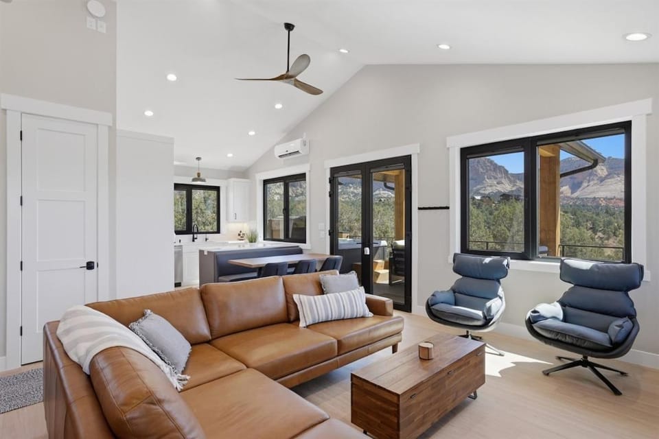 Stunning Cliff Views, Private Hot Tub, Sauna & Gym House in Orderville
