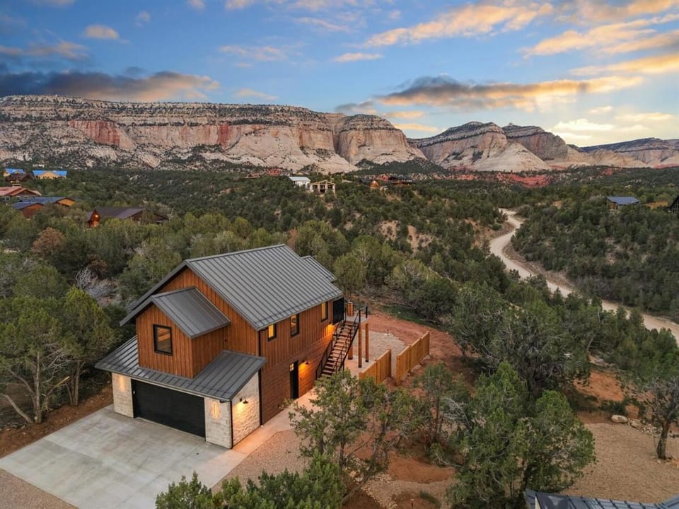 Stunning Cliff Views, Private Hot Tub, Sauna & Gym House in Orderville
