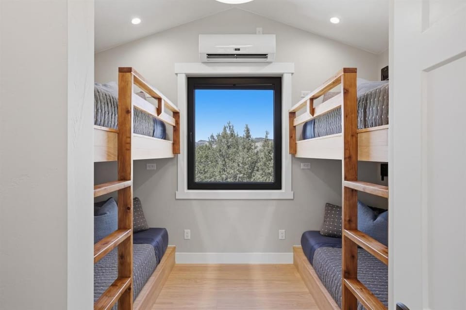 Stunning Cliff Views, Private Hot Tub, Sauna & Gym House in Orderville