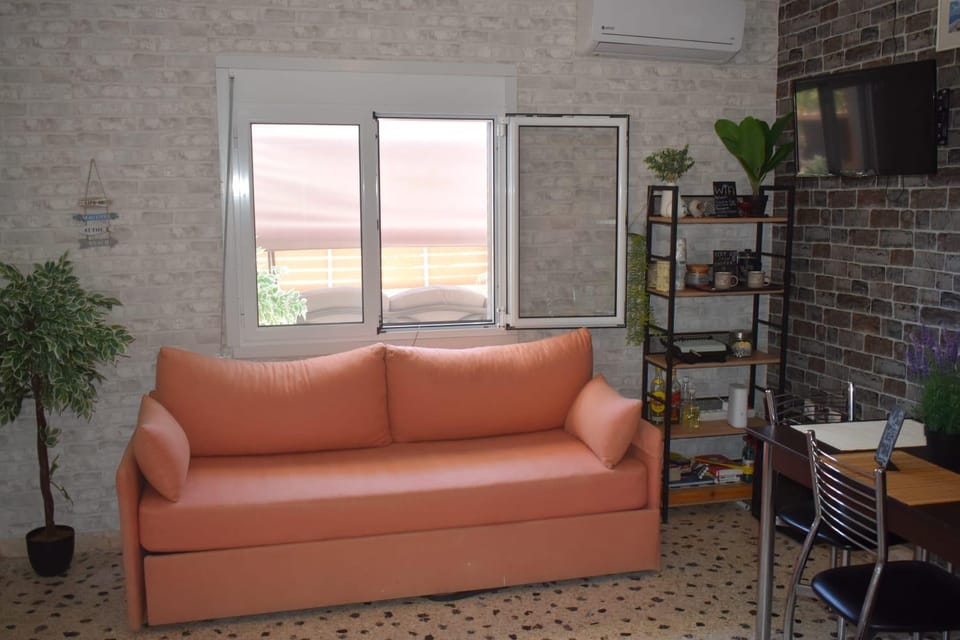Coffee/tea facilities, Living room, Seating area, air conditioner