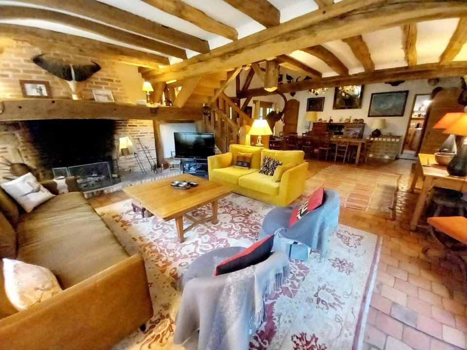 Les Gordons House in Chaumont-sur-Tharonne