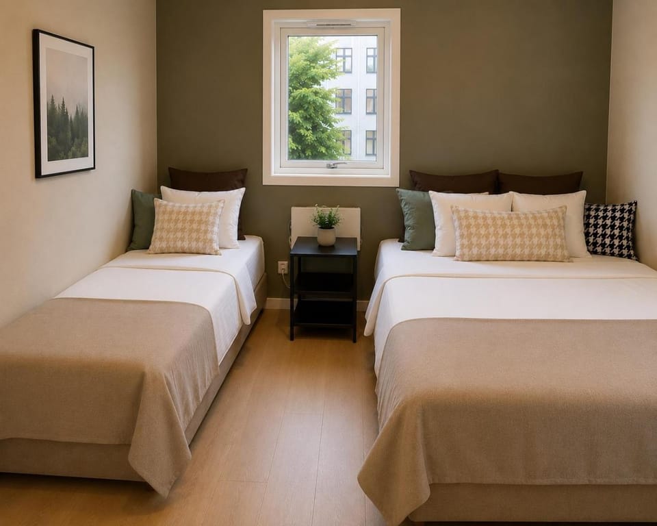 Bed, Bedroom, City view, Street view, Family