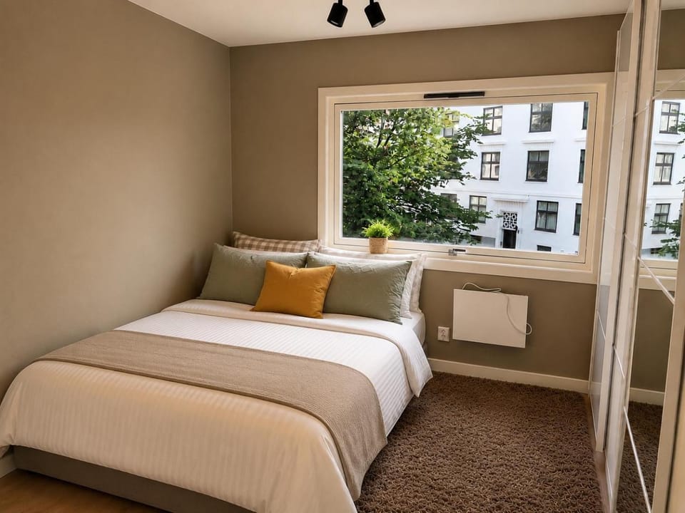 Bed, Day, Bedroom, City view, Street view, Family