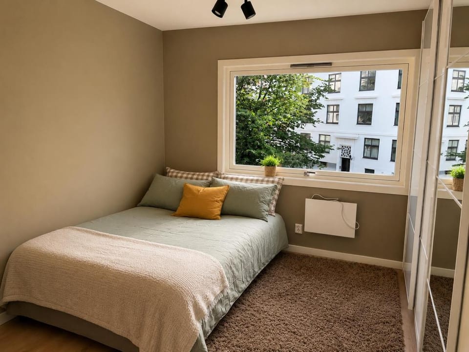 Bed, Day, Bedroom, City view, Street view, Family