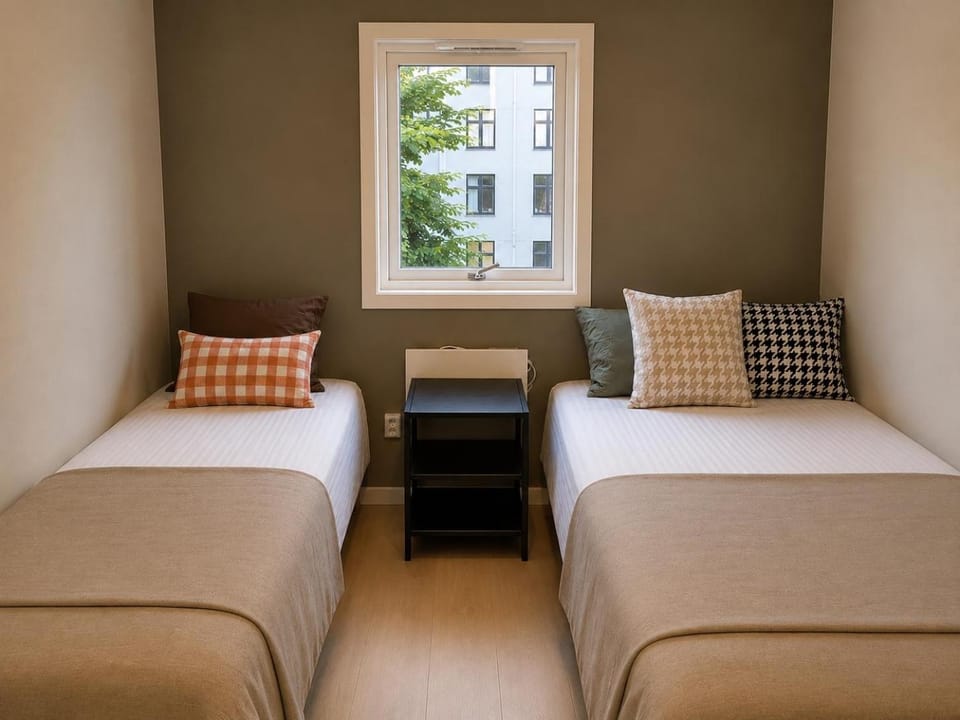 Bed, Bedroom, City view, Street view, Family