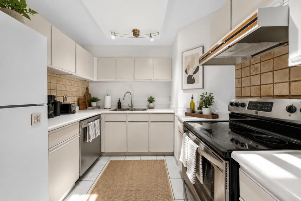 Walk Everywhere Stylish 3BR Near Stanley Park Apartment in Vancouver