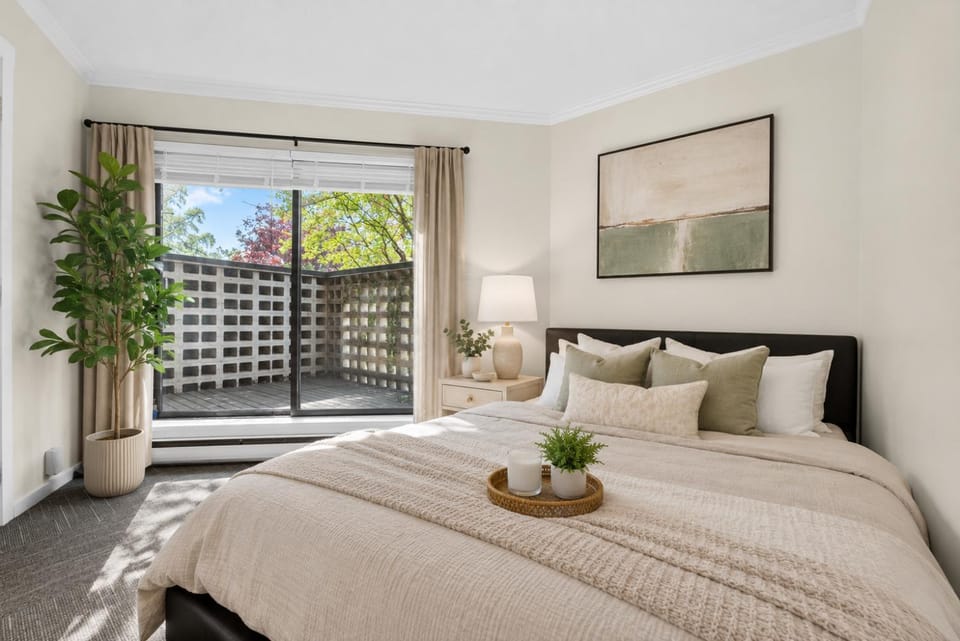 Walk Everywhere Stylish 3BR Near Stanley Park Apartment in Vancouver