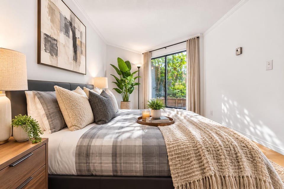 Walk Everywhere Stylish 3BR Near Stanley Park Apartment in Vancouver