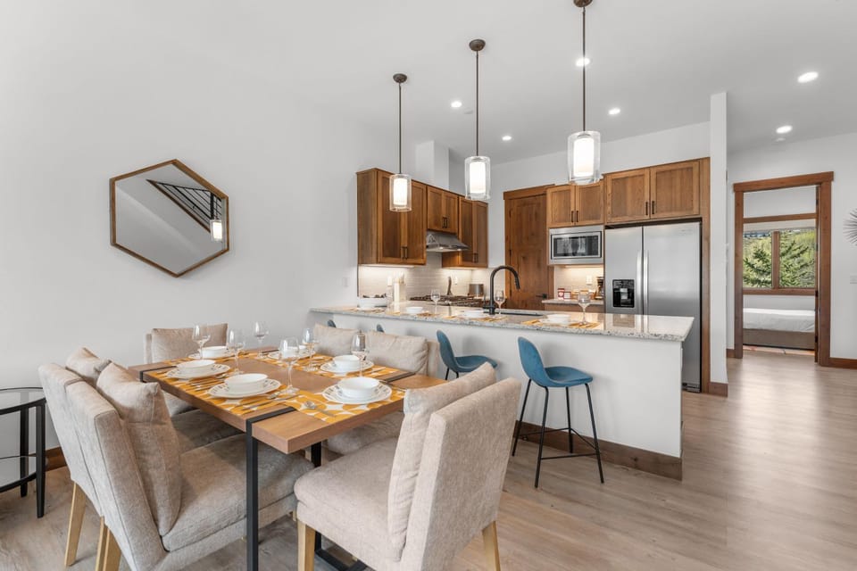 Kitchen or kitchenette, Dining area