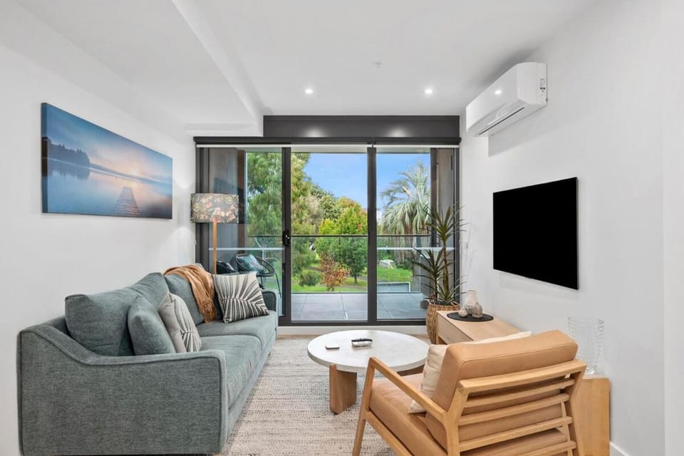 Luxury Parkside Retreat near Pakington St Apartment in Geelong West