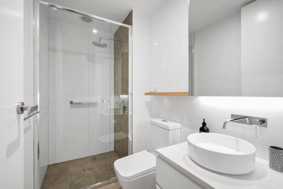 Luxury Parkside Retreat near Pakington St Apartment in Geelong West