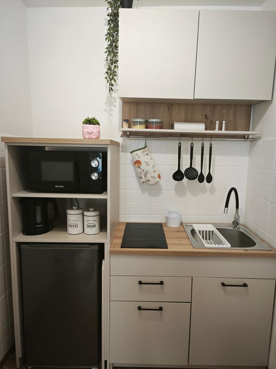 Coffee/tea facilities, Kitchen or kitchenette, stove